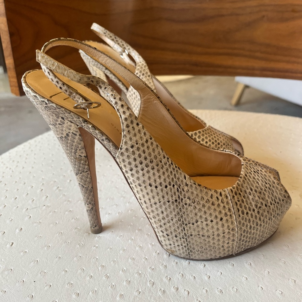 In really good condition a pair of Giuseppe zanotti neutral color really pretty